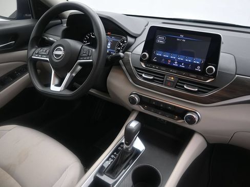 Used 2025 Nissan Altima 2.5 SV FWD image 17