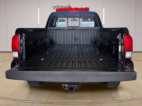 Used 2017 Toyota Tacoma TRD Sport w/ Tow Package (A/T) AWD/4WD image 9