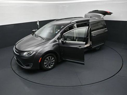 Used 2020 Chrysler Pacifica Touring-L Plus w/ Advanced Safetytec Group FWD image 26