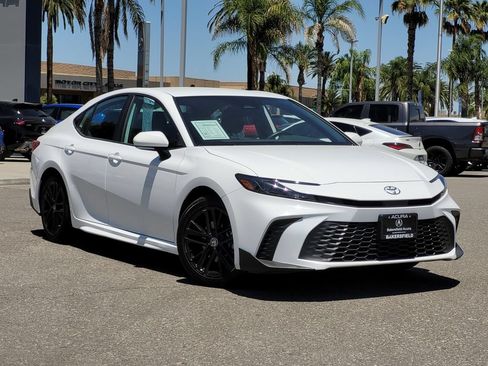 Used 2025 Toyota Camry SE FWD image 2