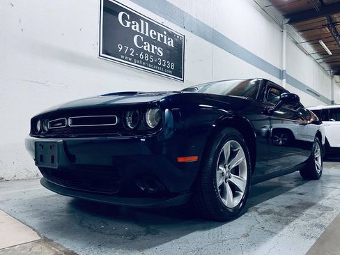 Used 2015 Dodge Challenger SXT RWD image 2