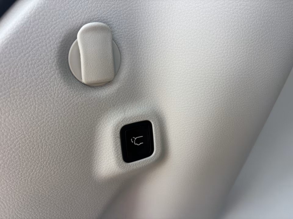 Used 2018 Jeep Compass Latitude w/ Popular Equipment Group FWD image 27