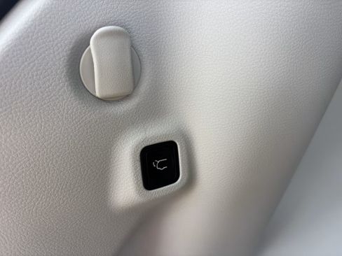 Used 2018 Jeep Compass Latitude w/ Popular Equipment Group FWD image 27