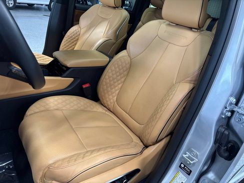 Used 2025 Jeep Grand Cherokee Summit AWD/4WD image 36