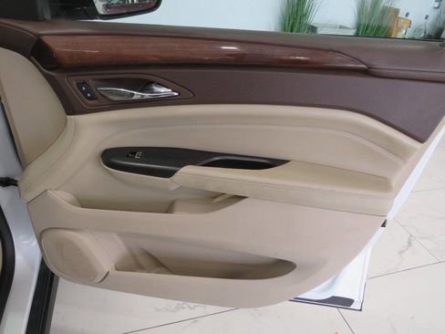 Used 2014 Cadillac SRX Luxury image 24