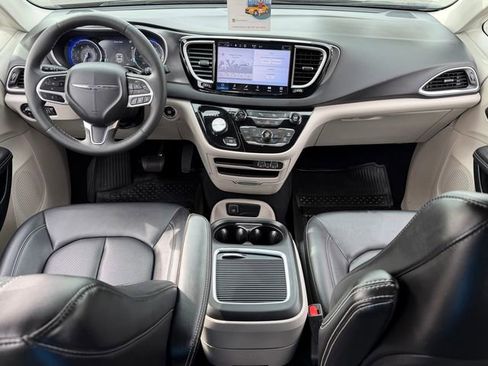 Used 2024 Chrysler Pacifica Touring-L image 23