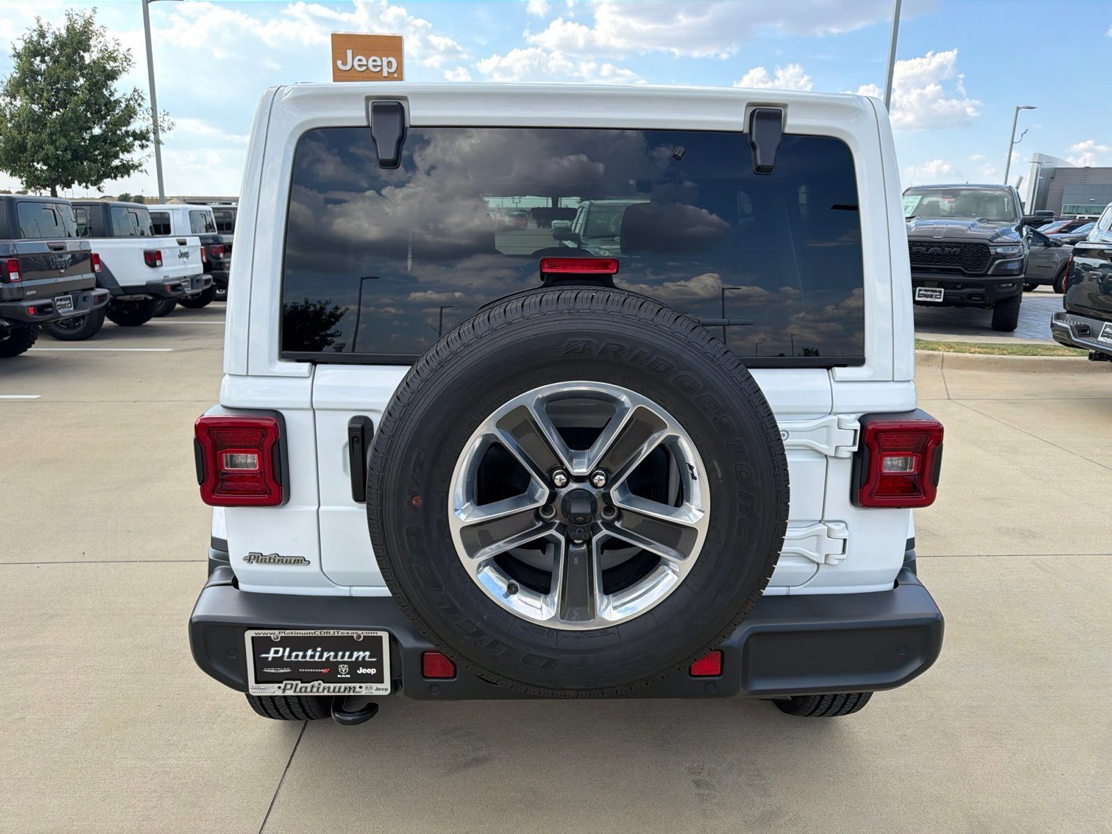 Used 2023 Jeep Wrangler Unlimited Sahara w/ Safety Group AWD/4WD image 4