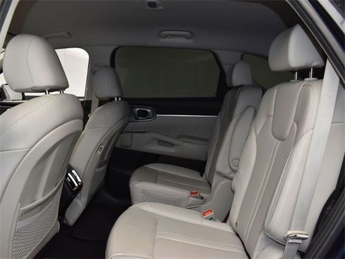 Certified 2022 Kia Sorento SX image 10