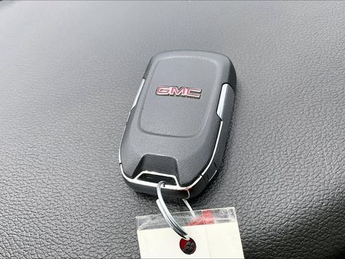 Used 2022 GMC Acadia SLT w/ Technology Package FWD image 13