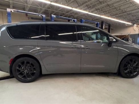 Used 2023 Chrysler Pacifica Touring-L w/ S Appearance Package image 9