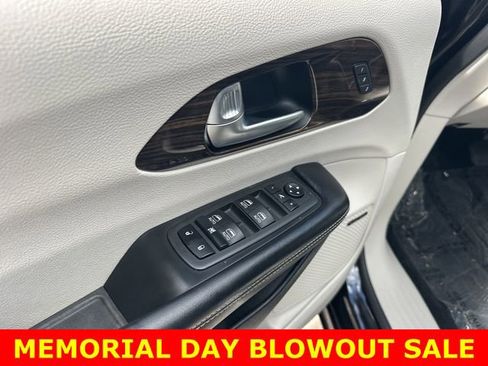 Used 2022 Chrysler Pacifica Limited w/ Uconnect Theater Family Group AWD/4WD image 18