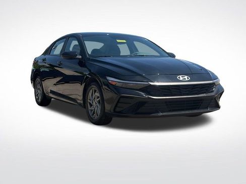 Used 2024 Hyundai Elantra SEL FWD image 1