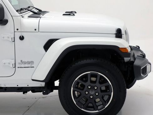 Used 2023 Jeep Gladiator Overland image 4