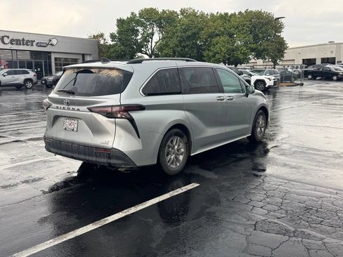 Used 2023 Toyota Sienna LE AWD/4WD image 5