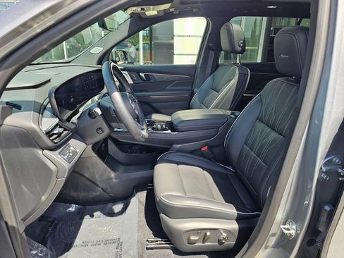 Used 2025 Buick Enclave Avenir w/ Super Cruise Package AWD/4WD image 23