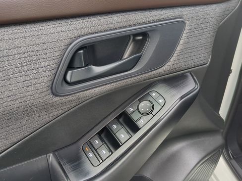 Used 2023 Nissan Rogue S image 10