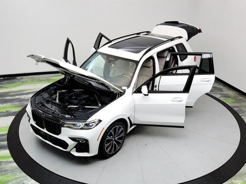 Used 2020 BMW X7 M50i w/ Dynamic Handling Package AWD/4WD image 38