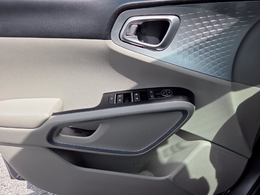Used 2025 Kia Soul LX w/ LX Technology Package FWD image 30