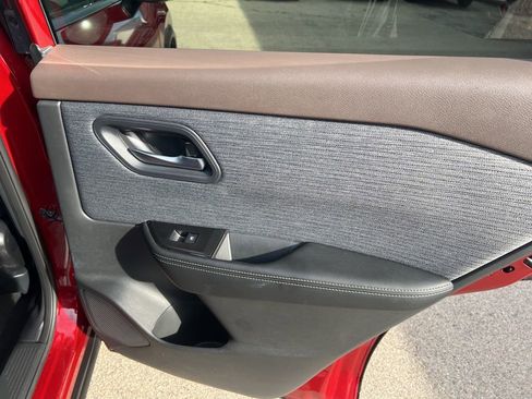 Used 2023 Nissan Rogue SV image 16