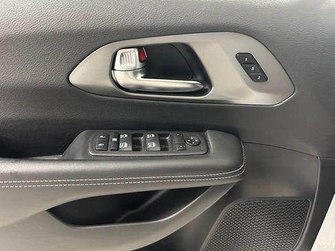 Used 2025 Chrysler Pacifica Select FWD image 16