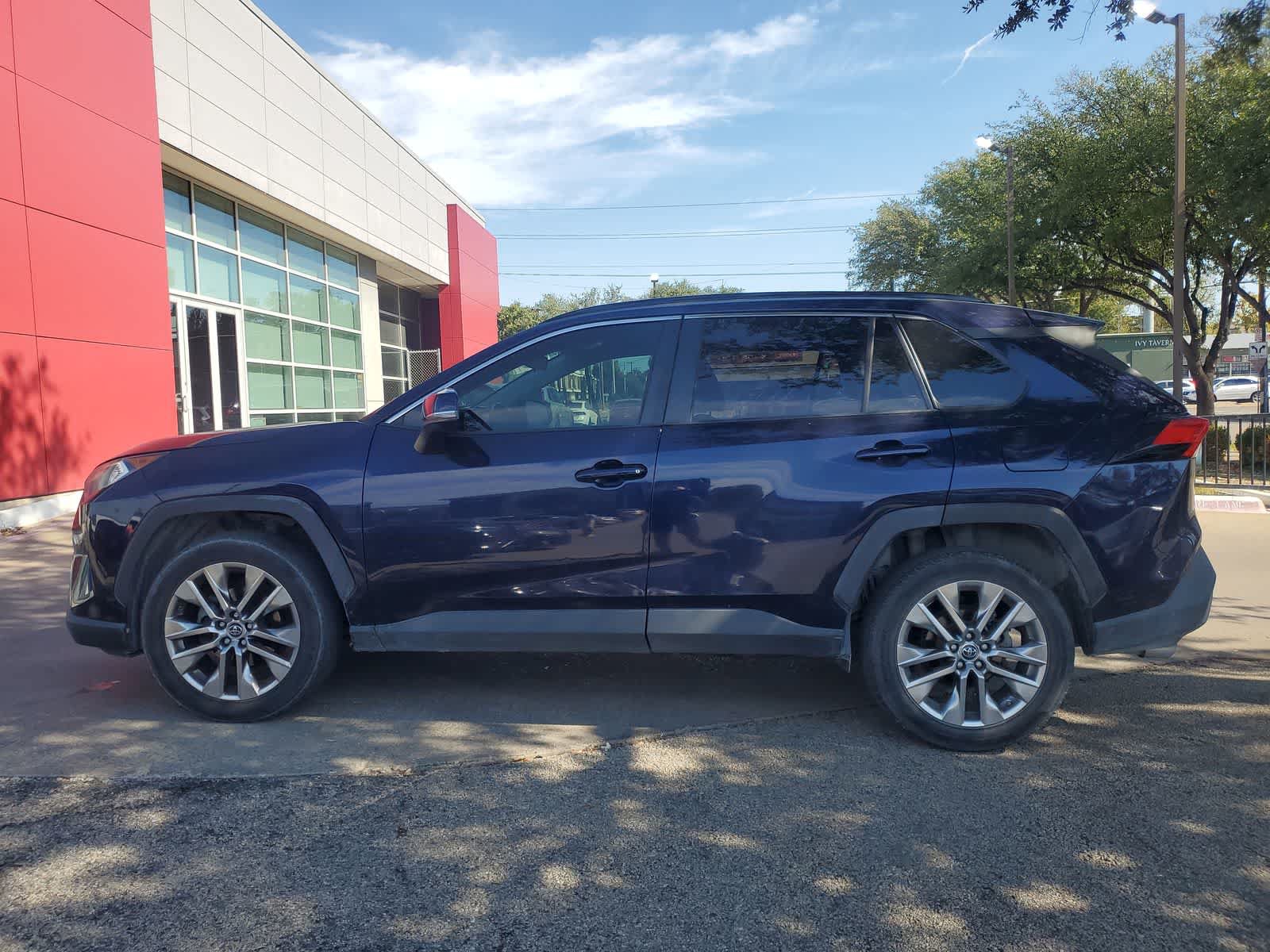 Used 2019 Toyota RAV4 XLE Premium FWD image 3