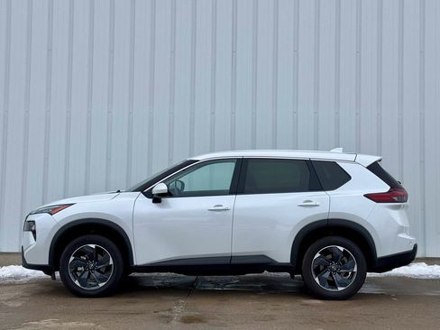 Used 2024 Nissan Rogue SV image 2