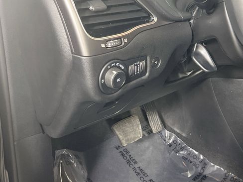 Used 2022 Jeep Cherokee Limited AWD/4WD image 10