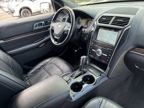 Used 2017 Ford Explorer Platinum AWD/4WD image 31