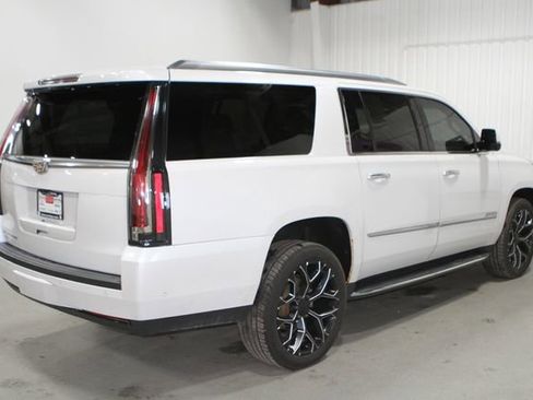 Used 2018 Cadillac Escalade ESV Luxury AWD/4WD image 36
