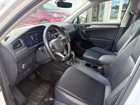 Used 2024 Volkswagen Tiguan SE AWD/4WD image 40