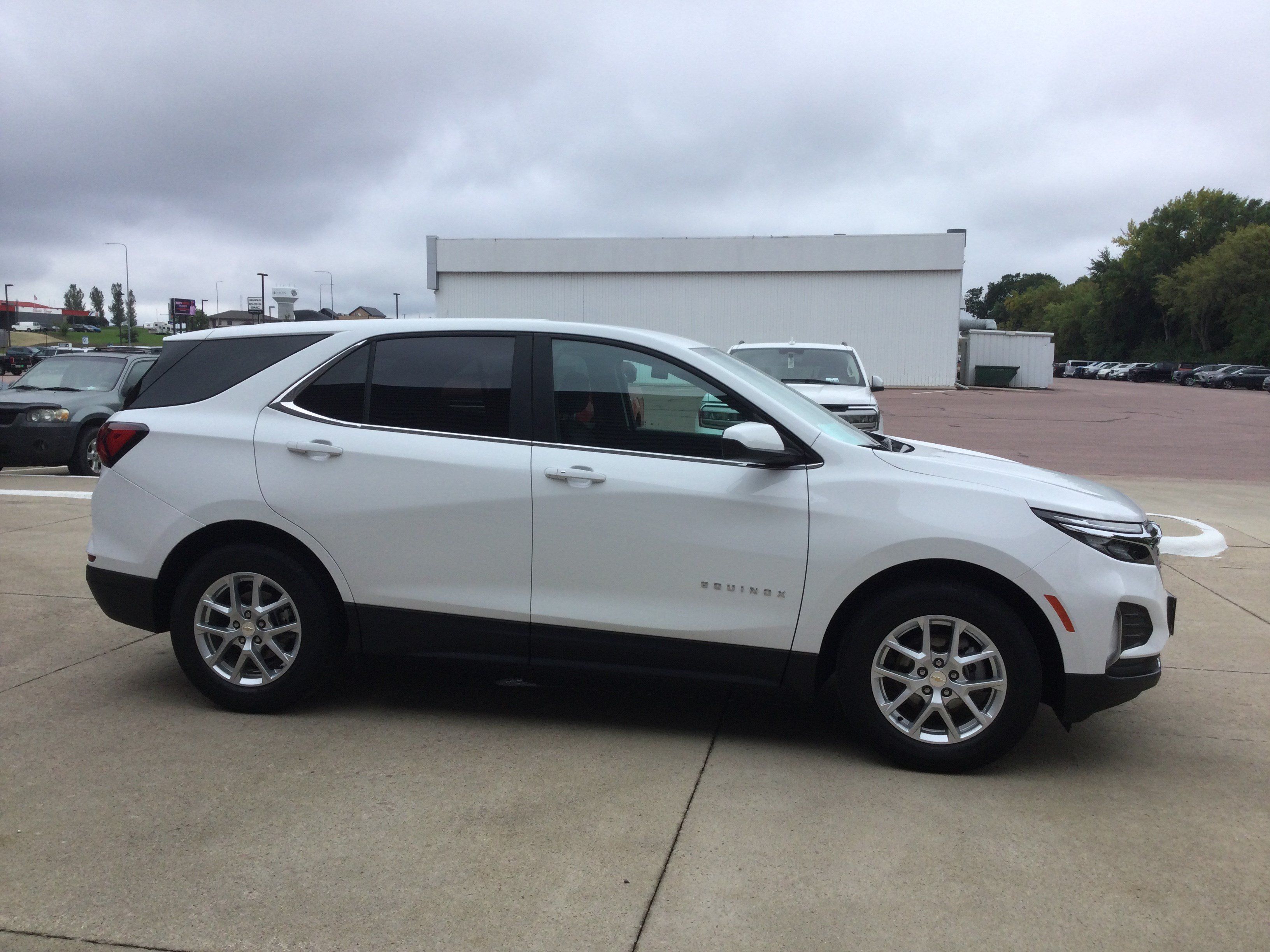Used 2024 Chevrolet Equinox LT FWD image 3