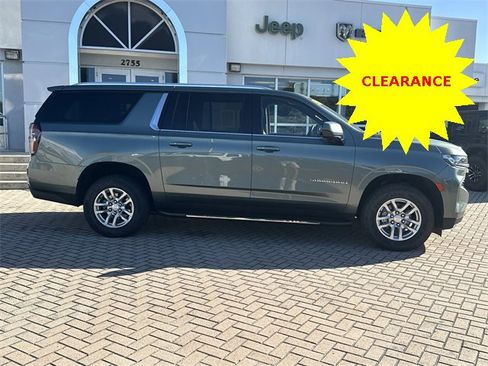 Used 2023 Chevrolet Suburban LT image 9