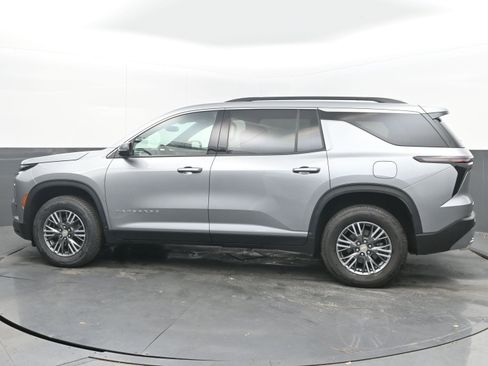 Used 2025 Chevrolet Traverse LT image 7