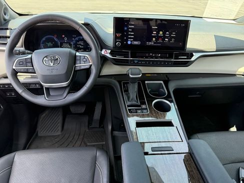 Certified 2025 Toyota Sienna Limited AWD/4WD image 32