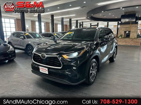 Used 2021 Toyota Highlander XLE image 1