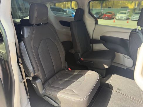 Used 2017 Chrysler Pacifica Touring image 17