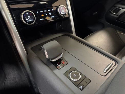 Used 2024 Land Rover Discovery Dynamic SE AWD/4WD image 21