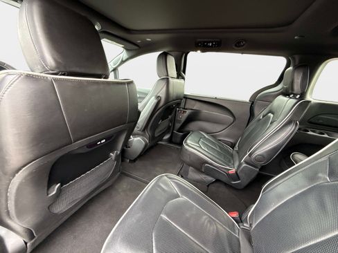 Used 2025 Chrysler Pacifica Limited FWD image 19