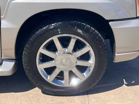 Used 2005 Cadillac Escalade ESV Platinum image 17