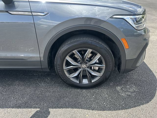 Used 2023 Volkswagen Tiguan SE w/ Panoramic Sunroof Package AWD/4WD image 21