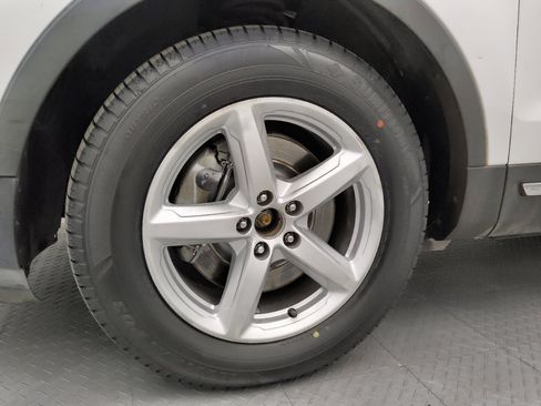 Used 2019 Ford Explorer XLT FWD image 31