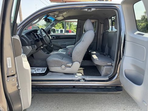 Used 2011 Toyota Tacoma 4x4 Access Cab V6 w/ TRD Off-Road Pkg image 16