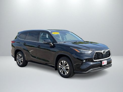 Used 2022 Toyota Highlander XLE AWD/4WD image 7
