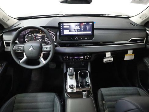 New 2025 Mitsubishi Outlander SE image 19