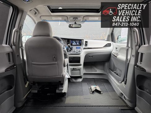 Used 2017 Toyota Sienna XLE image 24