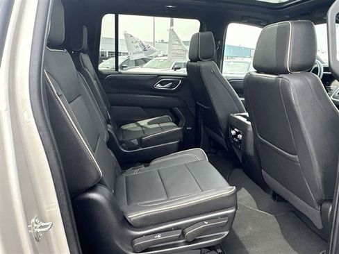 Used 2023 GMC Yukon XL SLT AWD/4WD image 28