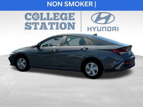 Used 2025 Hyundai Elantra SE image 4