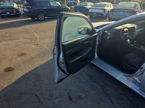 Used 2024 Nissan Altima 2.5 SV FWD image 10