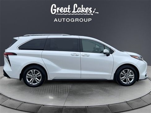 Used 2024 Toyota Sienna Platinum image 6