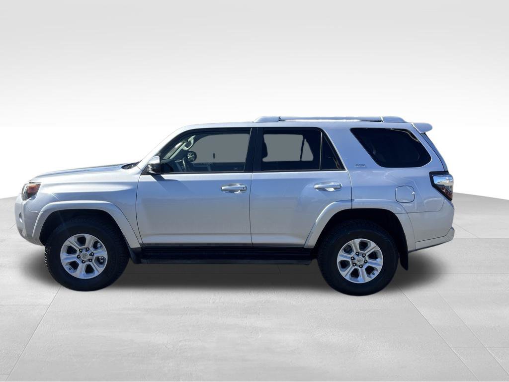 Used 2016 Toyota 4Runner SR5 AWD/4WD image 2